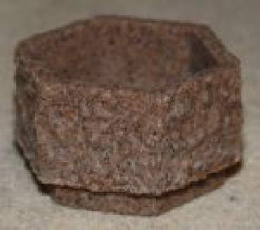 1: 32 Pflanzkübel Granit Sechseck rot