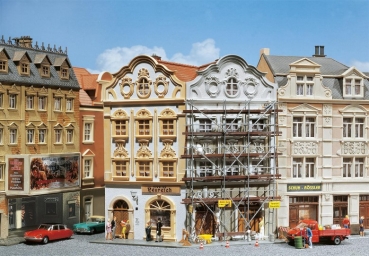 H0 Gebäude BS Winkel- Stadthaus mit Malergerüst, Ep.III, 220x 175x 175mm, etc..........................................................