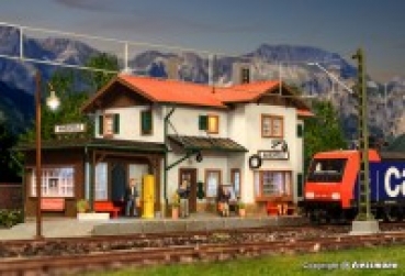 H0 Bahngebäude BS Bahnhof Maienfeld mit Hausbeleuchtungs- Start- Set, Funktionsbausatz, L=27x 12x 11,3cm, etc........................................................................................