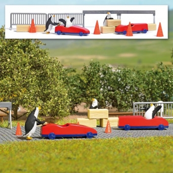 H0 Geländegestaltung  Action Set, Pinguine Seifenkistenrennen, 2x, Heuballen, Verkehrskegel, etc..................................................................