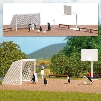 H0 Geländegestaltung Action Set, Pinguine Ballspiel, 4x, Bällen, Eckfahnen, Basketballkorb, Spielfld 210x 148mm, etc.....................................................................