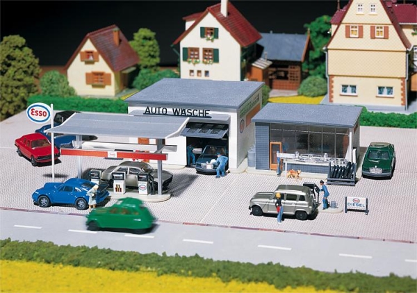 H0 Tankstelle mit Waschhalle