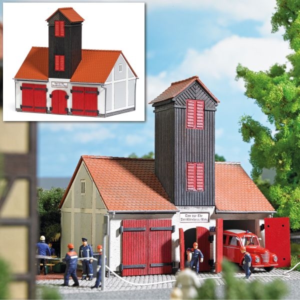 H0 Gebäude BS Feuerwehrgebäude " Jonaswalde ", 103x 73x 104mm, 26x 26mm, 16x 22mm, etc.................................................................................