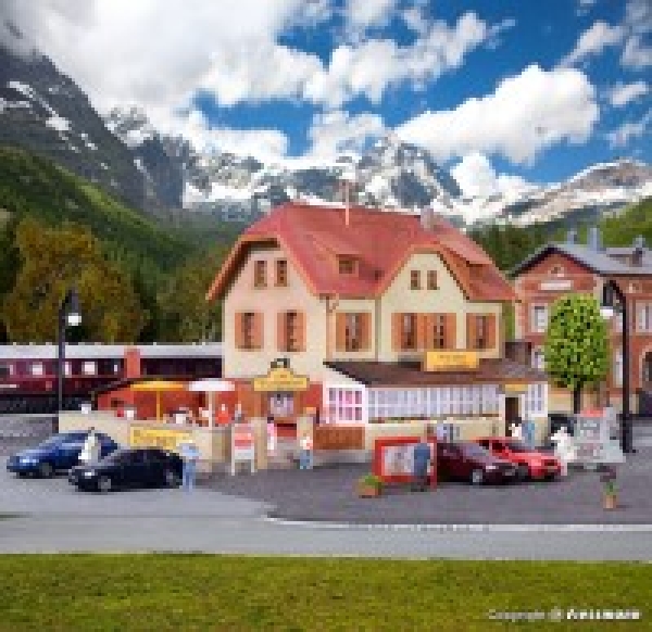 N Gebäude BS Gasthaus Zur Eisenbahn mit Biergarten, L=13,3x 9,5x 7,5cm, etc..................................................................