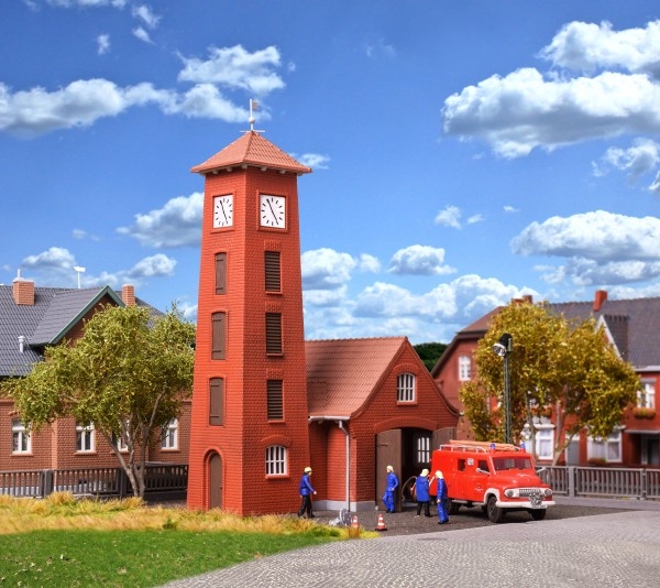 H0 Gebäude BS Feuerwehrhaus Bahlburg Lüneburg, L=11x 12x 18cm, Fahrzeug L=7,5x 3x 3xm, etc................................................