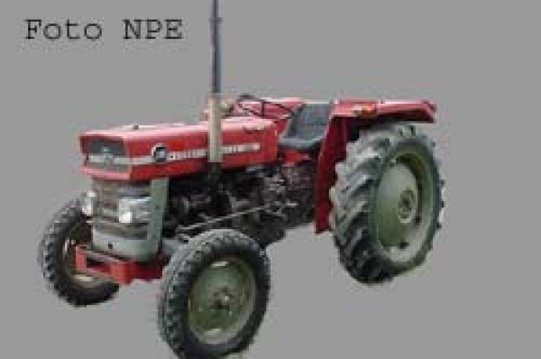 H0 D Landmaschinen Traktor Massey Ferguson 135