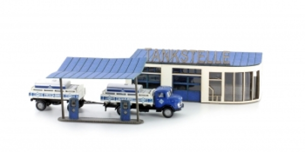 N D Gebäude BS Lasercut Tankstelle mit MB L 322 Hängerzug